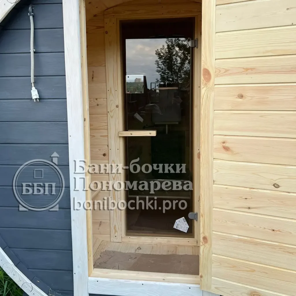 Баня-бочка: парилка, входная дверь. Красноярск.