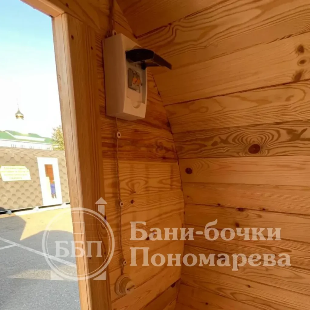 Баня-бочка: входная дверь. Красноярск.