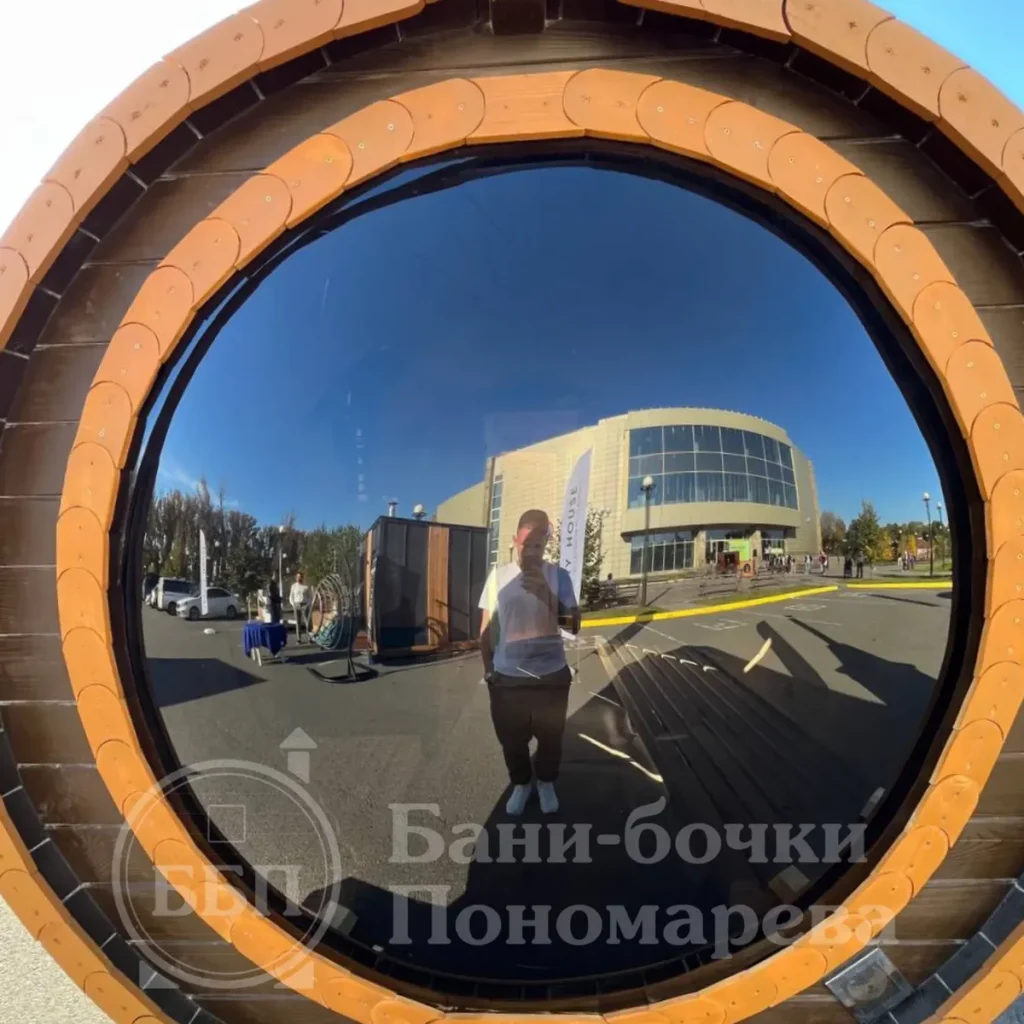 Баня-бочка: окно. Красноярск.