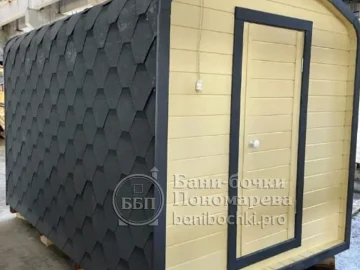 Баня формы «квадро» длиной 3 м с комнатой отдыха и полками из осины в парилке в Красноярске