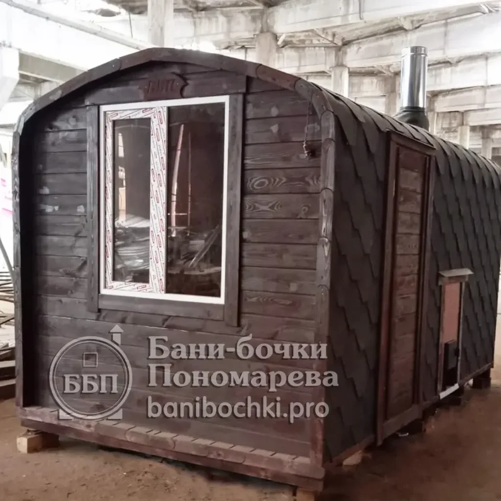 Компактная баня-квадро 4 м с Г-образными полками и окном на торце, Красноярск