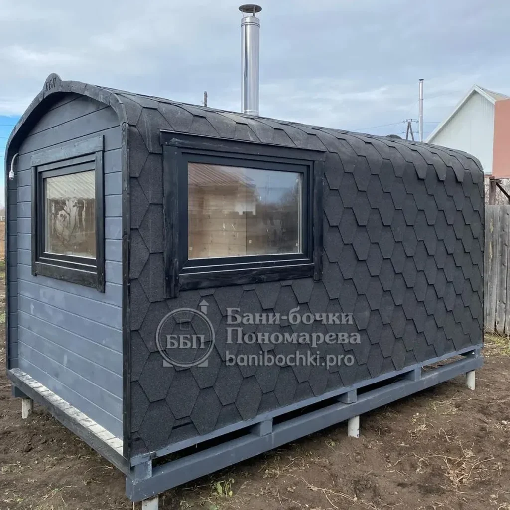 Баня-квадро: окно, на сваях. Красноярск.