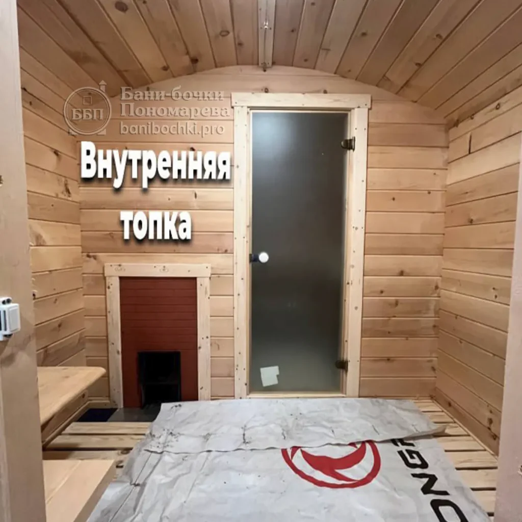 Вид изнутри на помывочную. Видна внутренняя топка, стеклянная дверь в парилку и винтажная электрика.