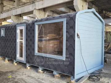 Баня формы «квадро» длиной 6 м с комнатой отдыха и отдельной помывочной в Красноярске