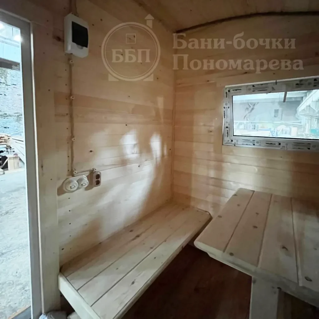 Баня «парус»: окно, входная дверь. Красноярск.